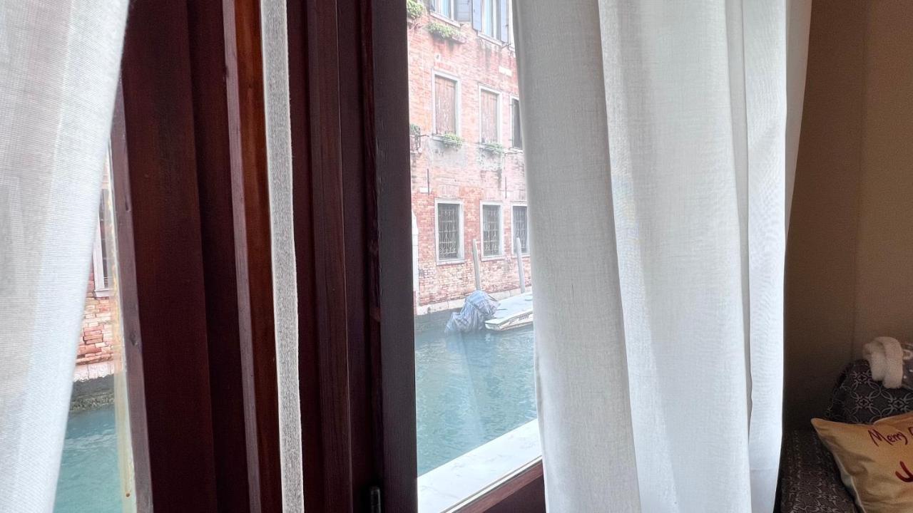 Behind On The Canalside Venice Ngoại thất bức ảnh